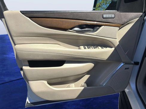 Used 2018 Cadillac Escalade Luxury AWD/4WD image 18