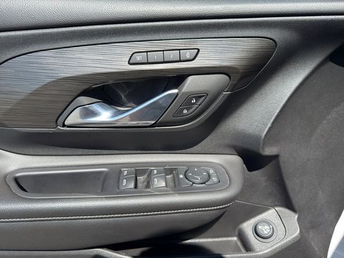 Used 2023 GMC Terrain SLT image 9