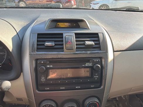 Used 2012 Toyota Corolla LE image 29