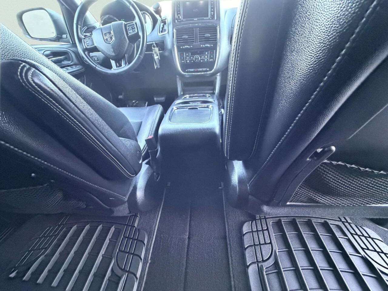 Used 2016 Dodge Grand Caravan SXT FWD image 27