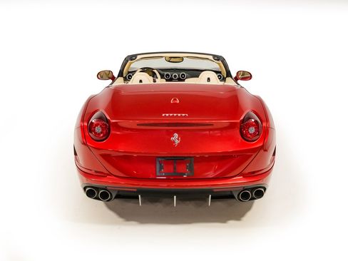 Used 2015 Ferrari California T RWD image 15