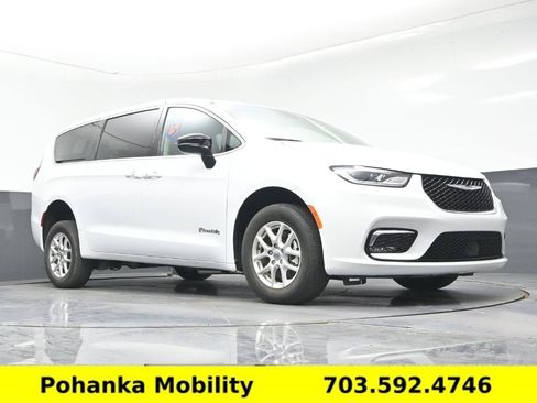 Used 2024 Chrysler Pacifica Touring-L FWD image 13