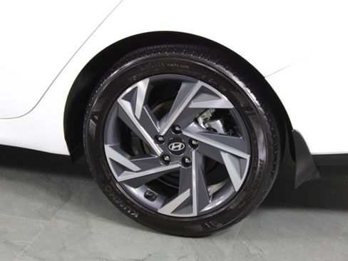 Certified 2024 Hyundai Elantra SEL w/ Convenience Package FWD image 16