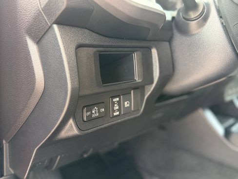 Used 2018 Toyota Tacoma TRD Off-Road w/ Technology Package AWD/4WD image 8