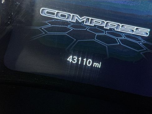 Used 2025 Jeep Compass Limited image 19