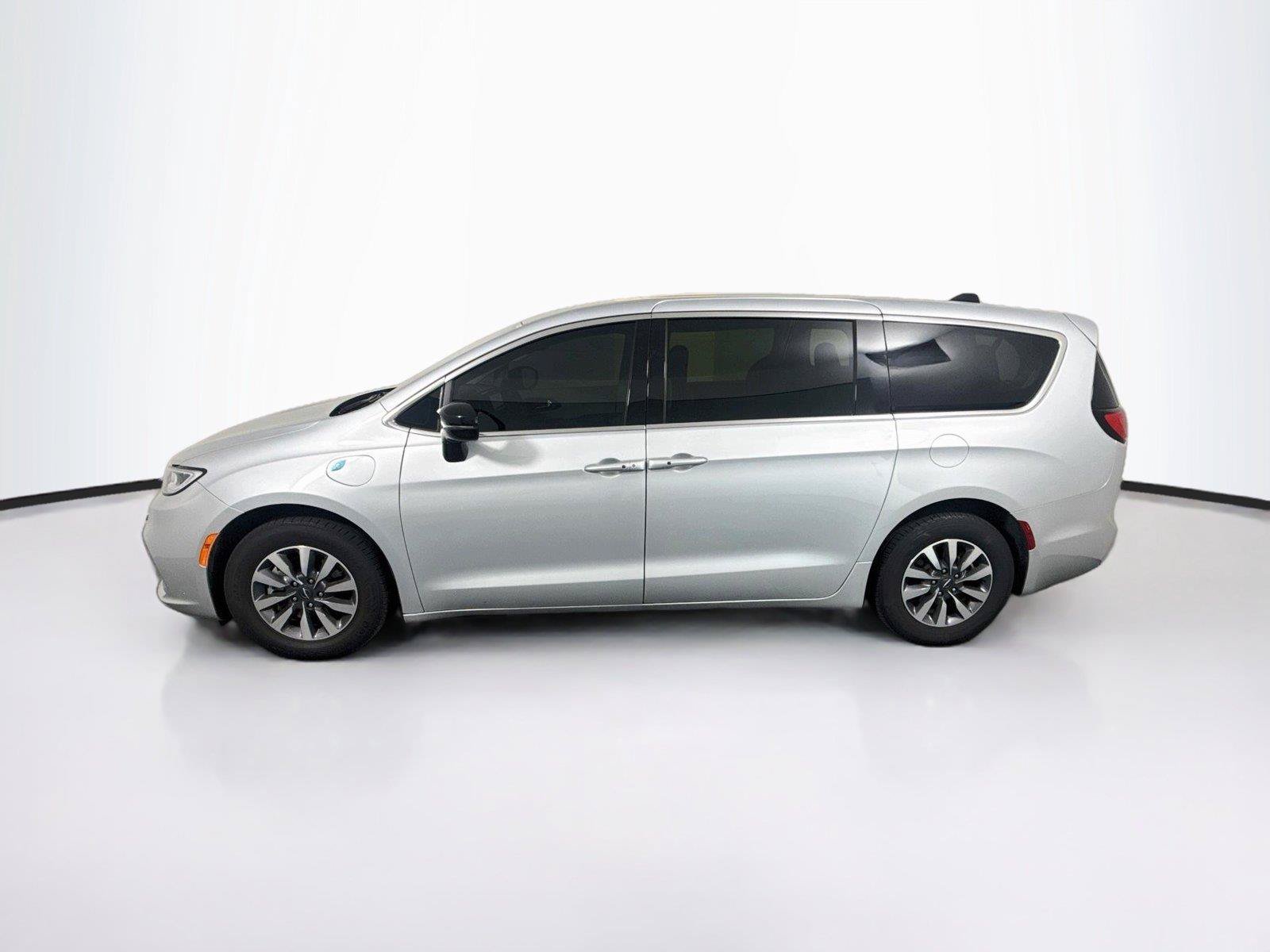 Used 2024 Chrysler Pacifica Limited FWD image 2