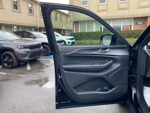 New 2025 Jeep Grand Cherokee Altitude image 20