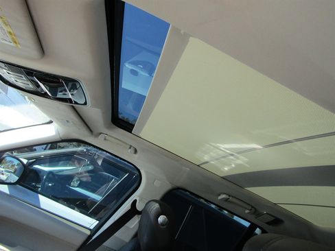 Used 2017 Land Rover Range Rover HSE image 10