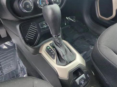 Used 2017 Jeep Renegade Latitude image 15