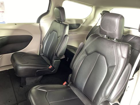 Used 2024 Chrysler Pacifica Touring-L image 32