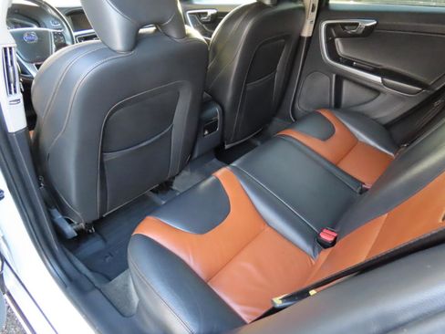 Used 2018 Volvo V60 T5 Cross Country w/ Convenience Package image 12