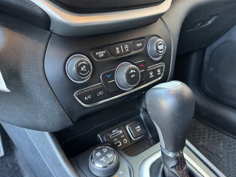 Used 2016 Jeep Cherokee Trailhawk image 22