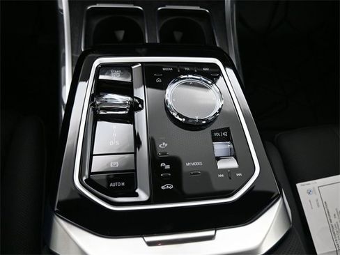 New 2025 BMW 750e xDrive w/ Premium Package image 6