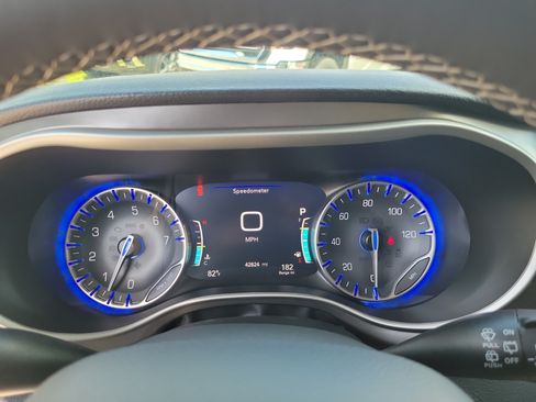 Used 2024 Chrysler Pacifica Touring-L FWD image 26