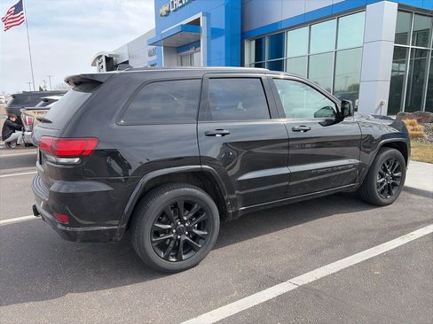 Used 2022 Jeep Grand Cherokee Laredo X image 2