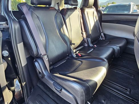 Used 2025 Kia Carnival FWD image 41