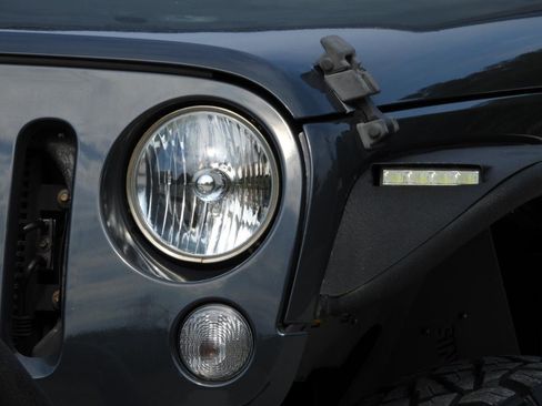 Used 2017 Jeep Wrangler Sport S AWD/4WD image 5