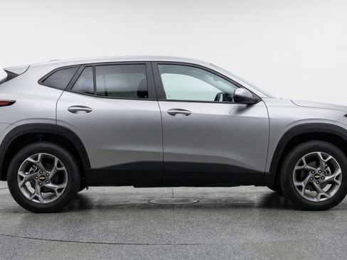Used 2025 Chevrolet Trax LT w/ LT Convenience Package FWD image 11