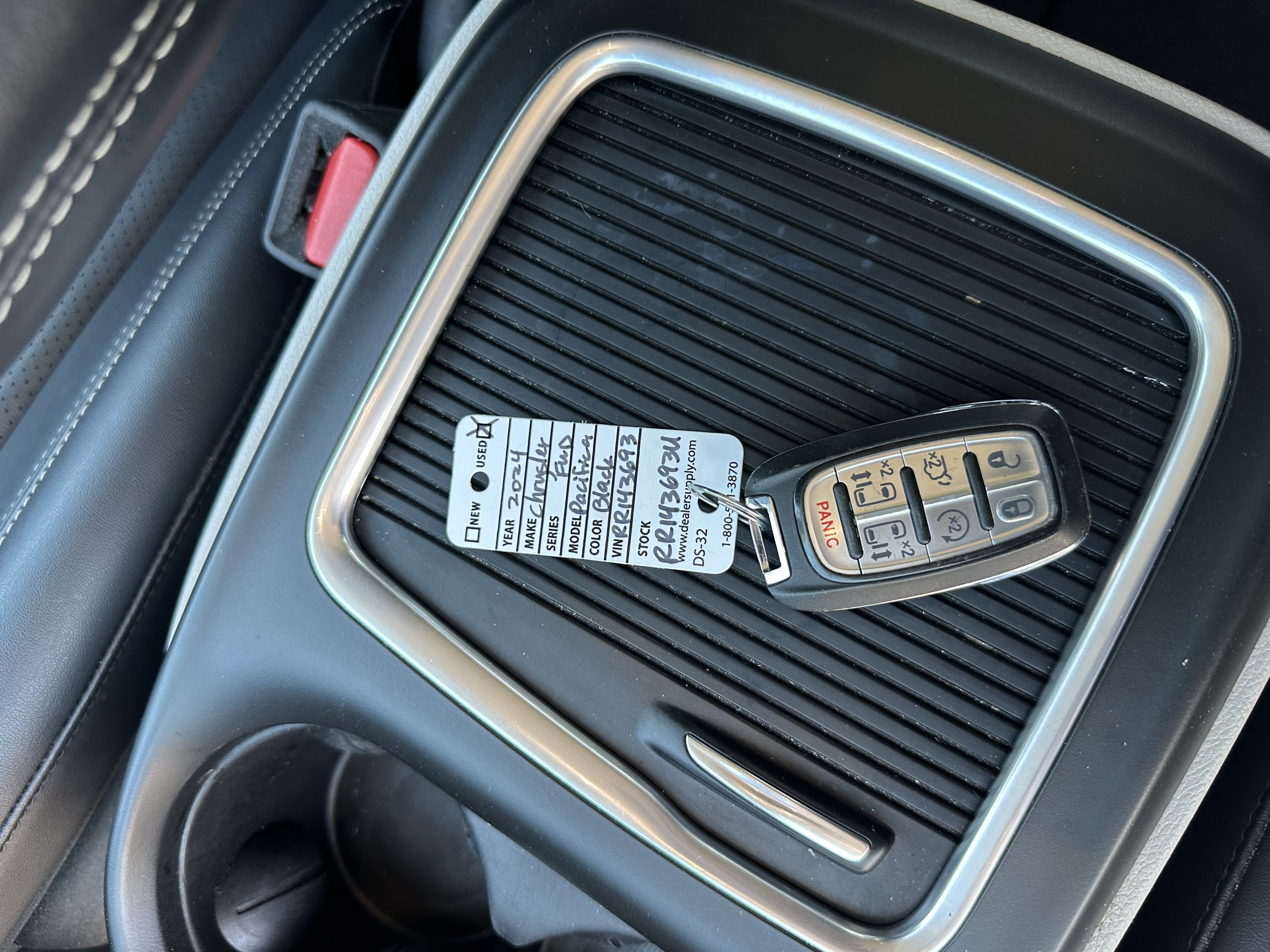 Used 2024 Chrysler Pacifica Touring-L FWD image 4