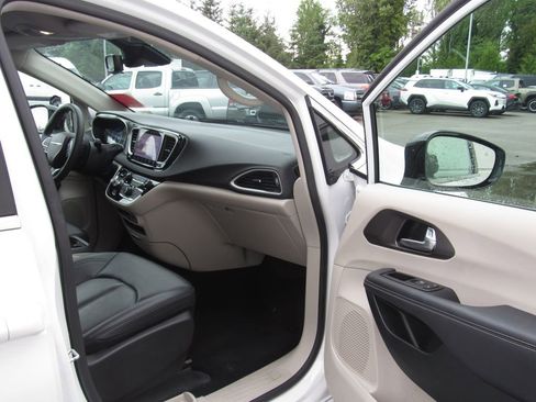 Used 2024 Chrysler Pacifica Touring-L FWD image 17