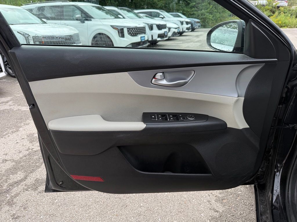 Used 2023 Kia Forte LXS w/ LXS Technology Package FWD image 6