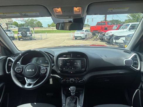 Used 2025 Kia Soul LX w/ LX Technology Package FWD image 31