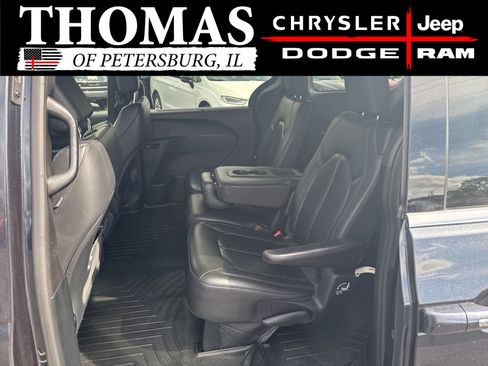 Used 2020 Chrysler Pacifica Touring-L FWD image 19