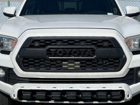 Used 2019 Toyota Tacoma TRD Off-Road w/ TRD Premium Off Road Package AWD/4WD image 12
