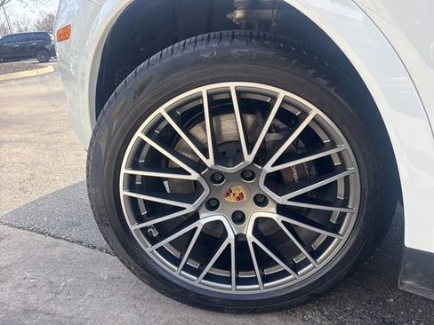 Used 2023 Porsche Cayenne Platinum Edition image 13