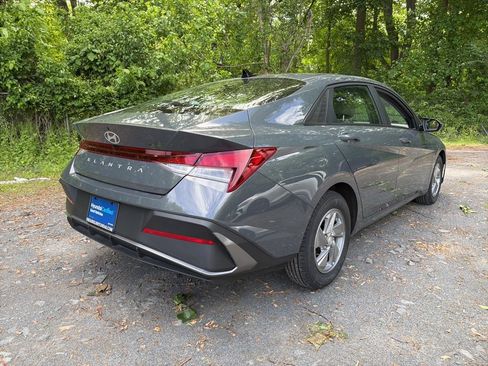 Certified 2024 Hyundai Elantra SE FWD image 3