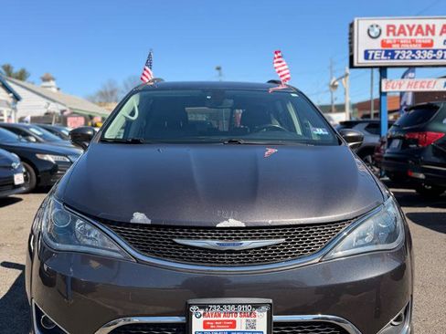 Used 2019 Chrysler Pacifica Touring-L image 2