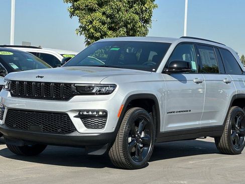 New 2025 Jeep Grand Cherokee Limited w/ Luxury Tech Group II image 8