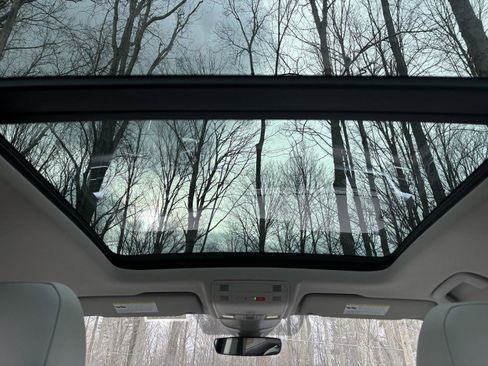 Used 2025 Volkswagen Taos SE w/ Panoramic Sunroof Package image 31