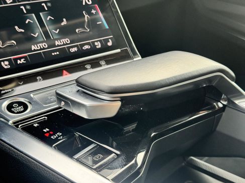 Used 2022 Audi e-tron Premium Plus w/ Premium Plus Package image 18