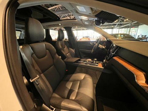 Used 2023 Volvo XC60 B5 Plus AWD/4WD image 33