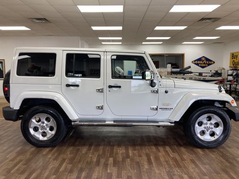 Used 2014 Jeep Wrangler Unlimited Sahara w/ Dual Top Group AWD/4WD image 5