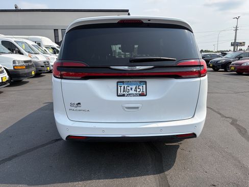 Used 2025 Chrysler Pacifica Select FWD image 7