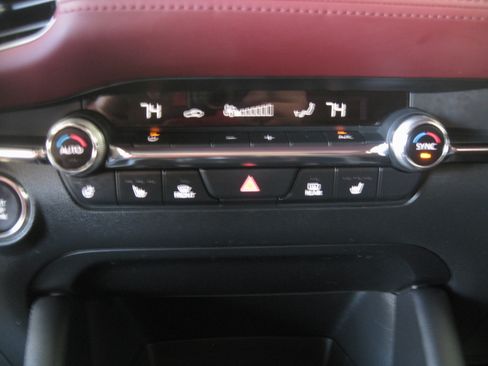 Used 2023 MAZDA MAZDA3 Hatchback w/Premium Plus Pkg image 17