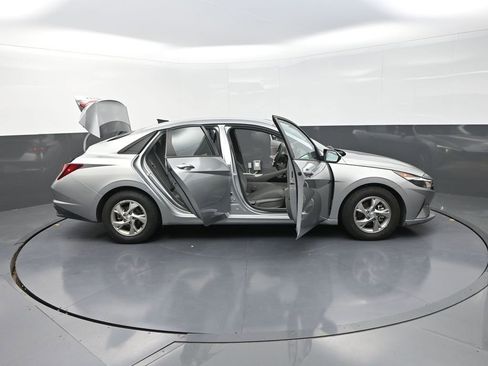 Used 2021 Hyundai Elantra SE image 10