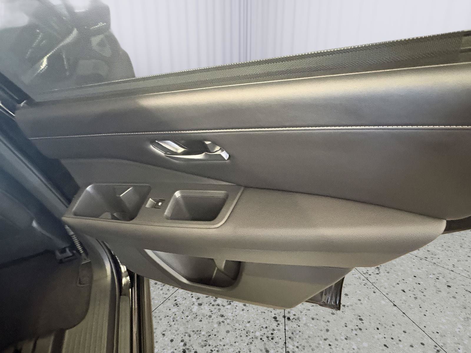 Used 2025 Nissan Pathfinder SL FWD image 17