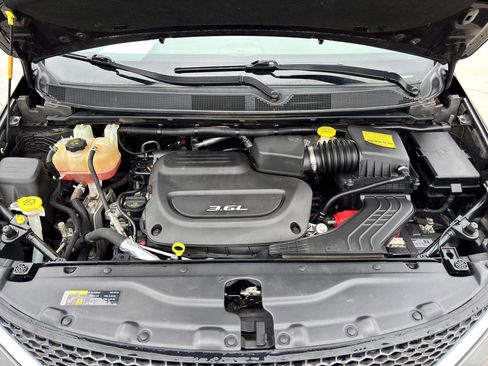 Used 2017 Chrysler Pacifica Touring w/ Tire & Wheel Group image 10