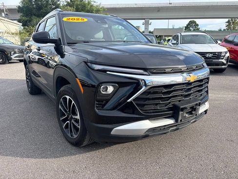 Used 2025 Chevrolet TrailBlazer LT AWD/4WD image 1