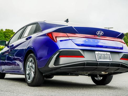 Used 2024 Hyundai Elantra SEL FWD image 11