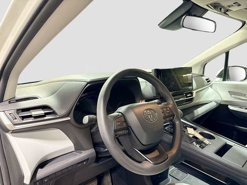 Used 2025 Toyota Sienna LE image 11