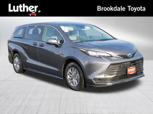 Used 2025 Toyota Sienna LE image 1