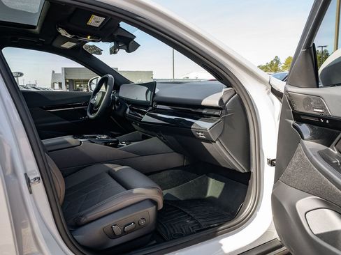 Used 2024 BMW 530i w/ Executive Package RWD image 11