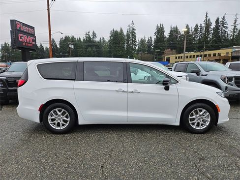 Used 2024 Chrysler Pacifica Touring-L image 3