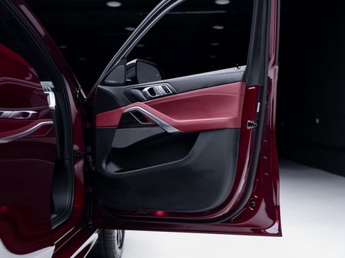 Used 2025 BMW X6 xDrive40i w/ Executive Package image 61