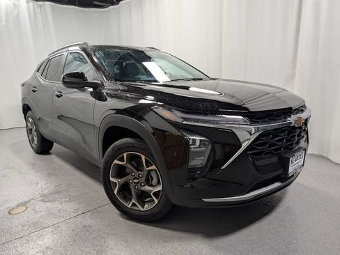 New 2026 Chevrolet Trax LT w/ LT Convenience Package FWD image 2