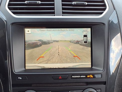 Used 2017 Ford Explorer XLT w/ Equipment Group 202A image 12